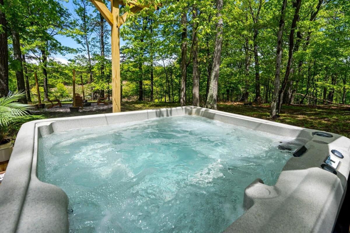 Modernized Log Cabin W Hot Tub Fire Pit & Views Berkeley Springs Extérieur photo